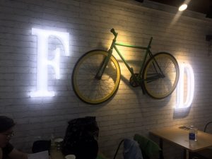 2da0114012b4f2eaaba5 Trang Trí Quán Cà fe Bằng Giấy Dán Tường Vân Gạch