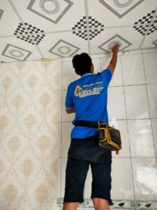 z2905268104000 63b6ba5a6e12c9f4701e2fda9db36984 1 Thi công giấy dán tường trên nền gạch men