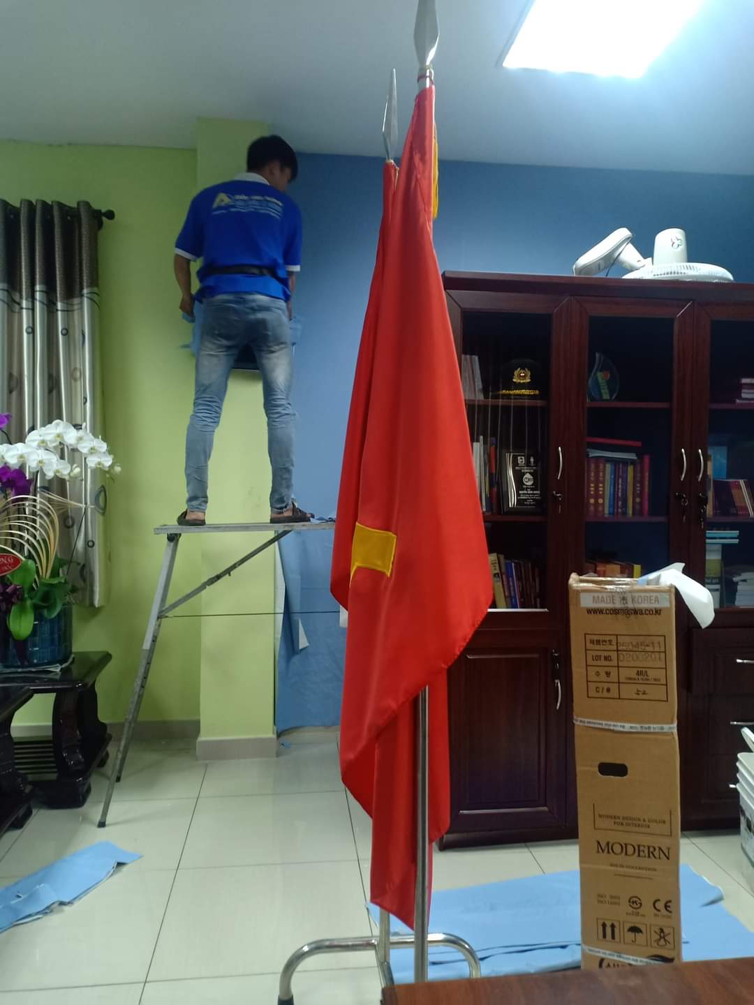 Thi công giấy dán tường 1 z2344684875191 8b7eaac1d258e8c1bc3a80970757d2c3 Thi công giấy dán tường